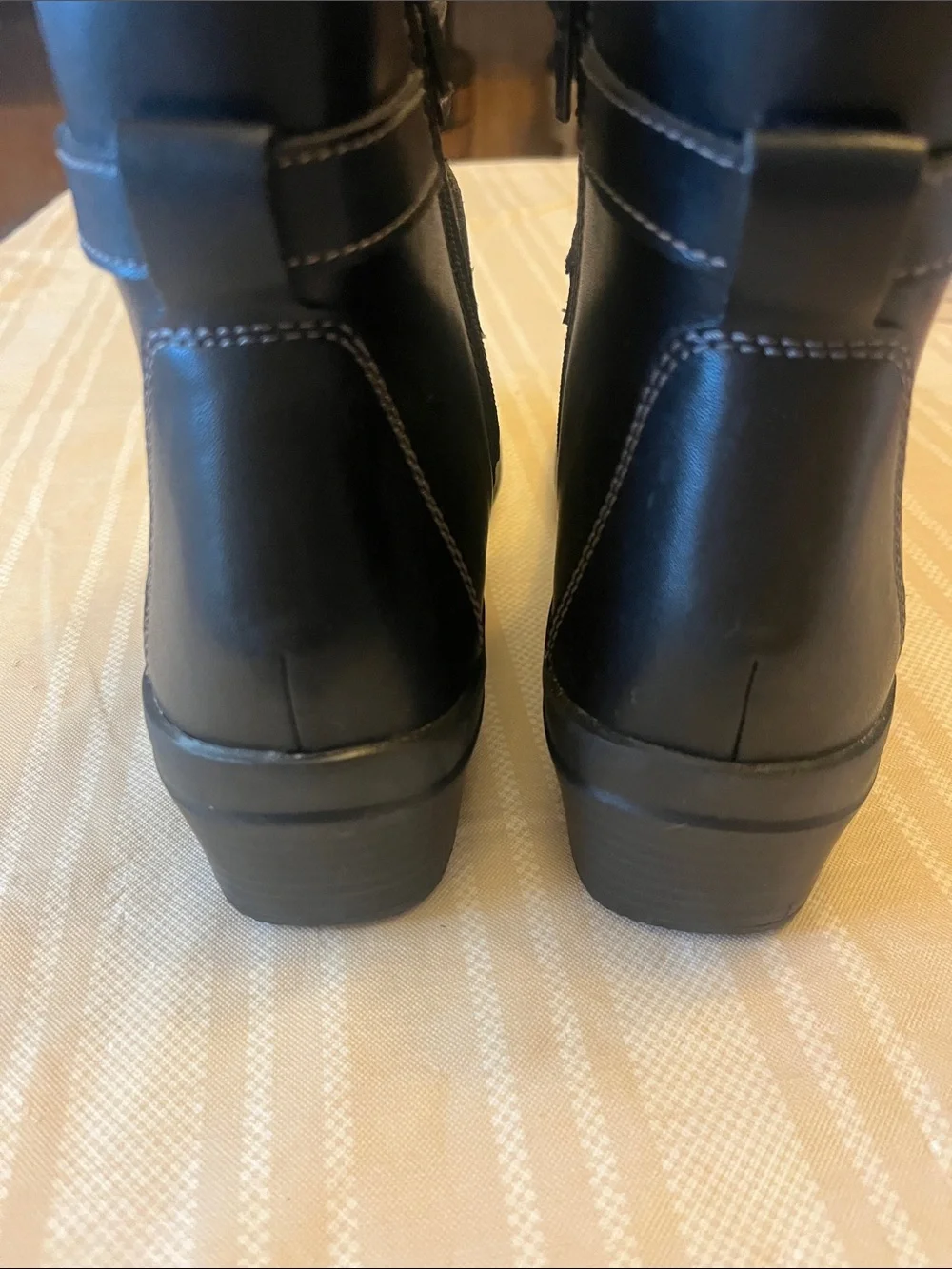 Clarks Women’s Black Leather Ankle Booties size 9